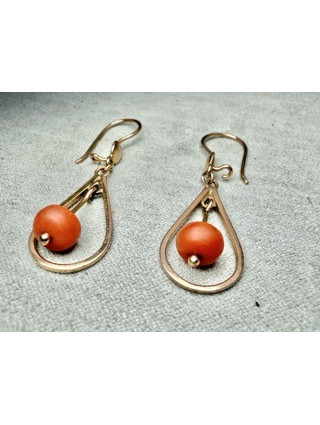 Złote kolczyki z koralem pr.585 4.47g