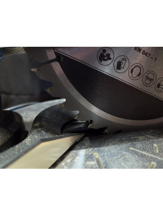 Piła ukośnica MacAllister MMIS210C-B 1500W 210mm używana pudełko