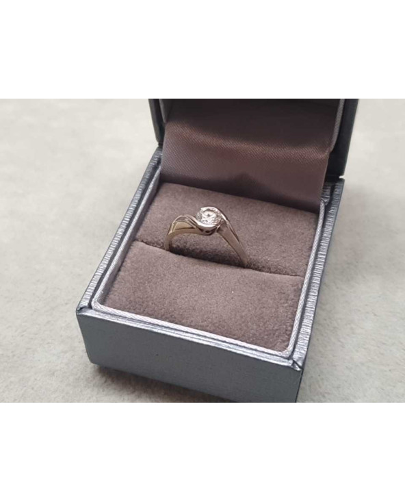 Złoty pierścionek próby 585 3,09g R9